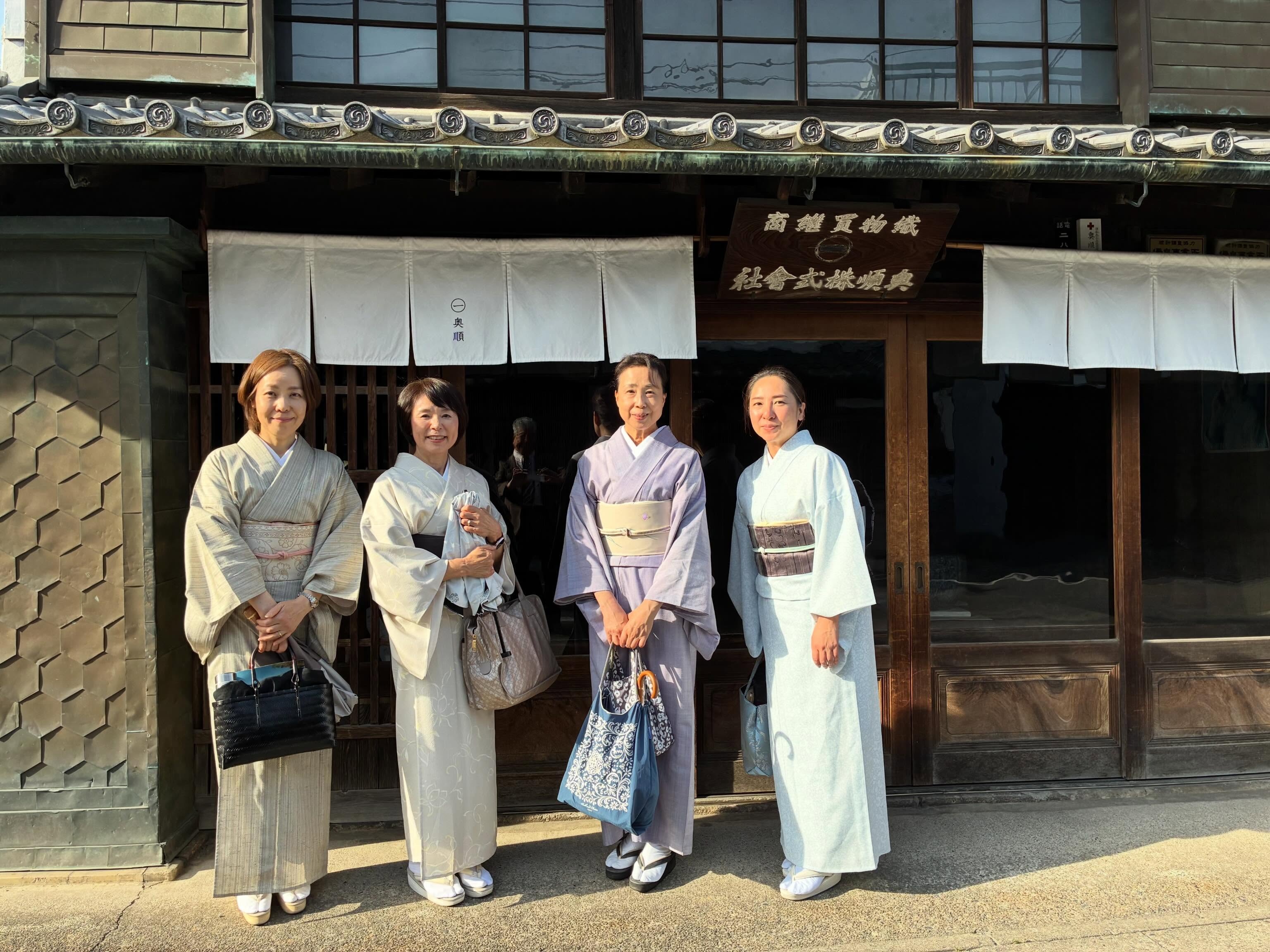 着物で街の建物前に立つ受講生