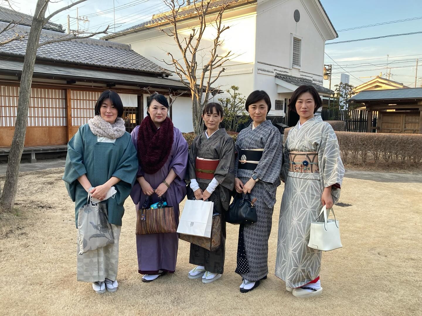 着物で屋外に出かける受講生