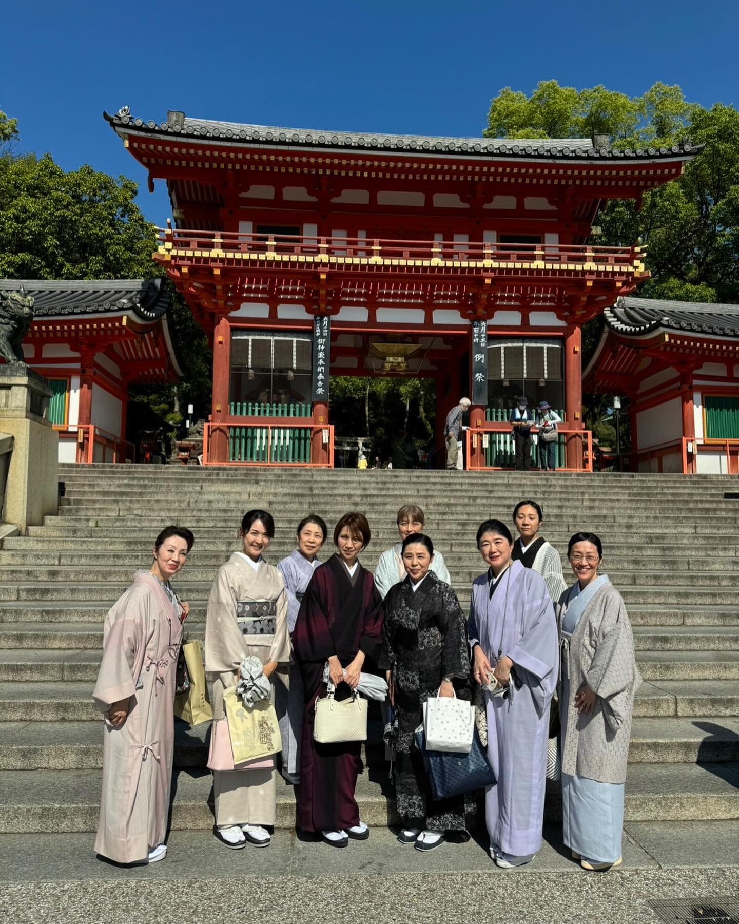 着物で寺社へ出かける受講生