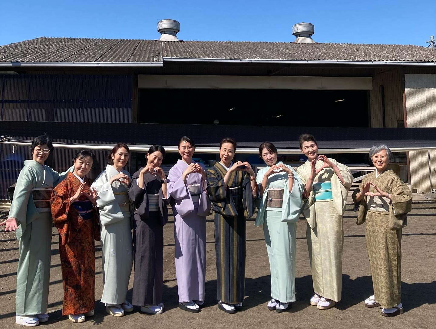 着物で古い街並みに並ぶ受講生