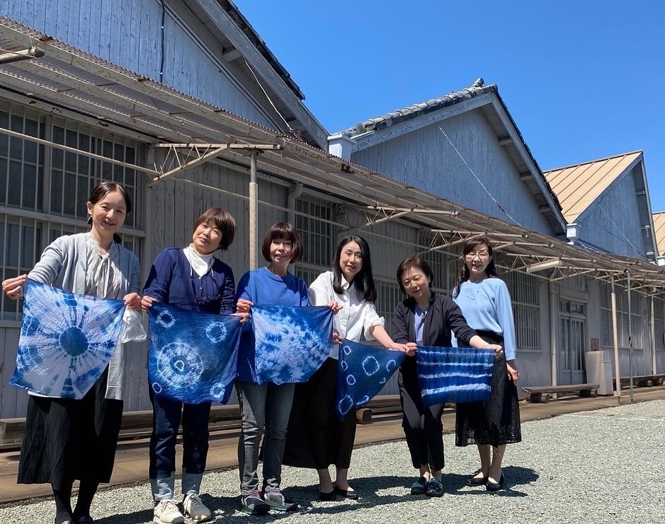 着物で屋外に出かける受講生たち
