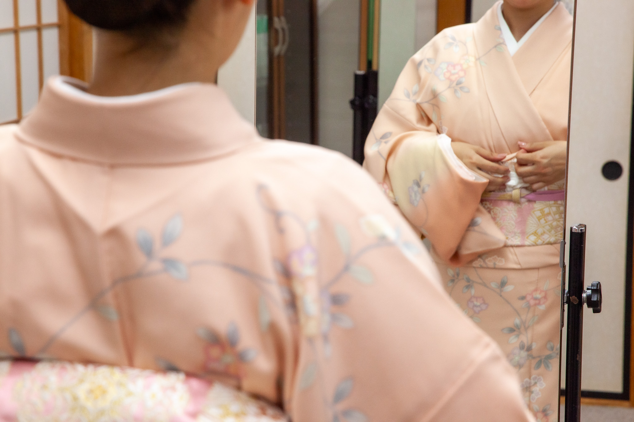 着物姿を鏡で確認する様子